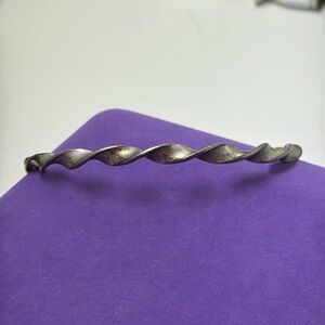 💛 Vintage Silvertone Twist Bangle